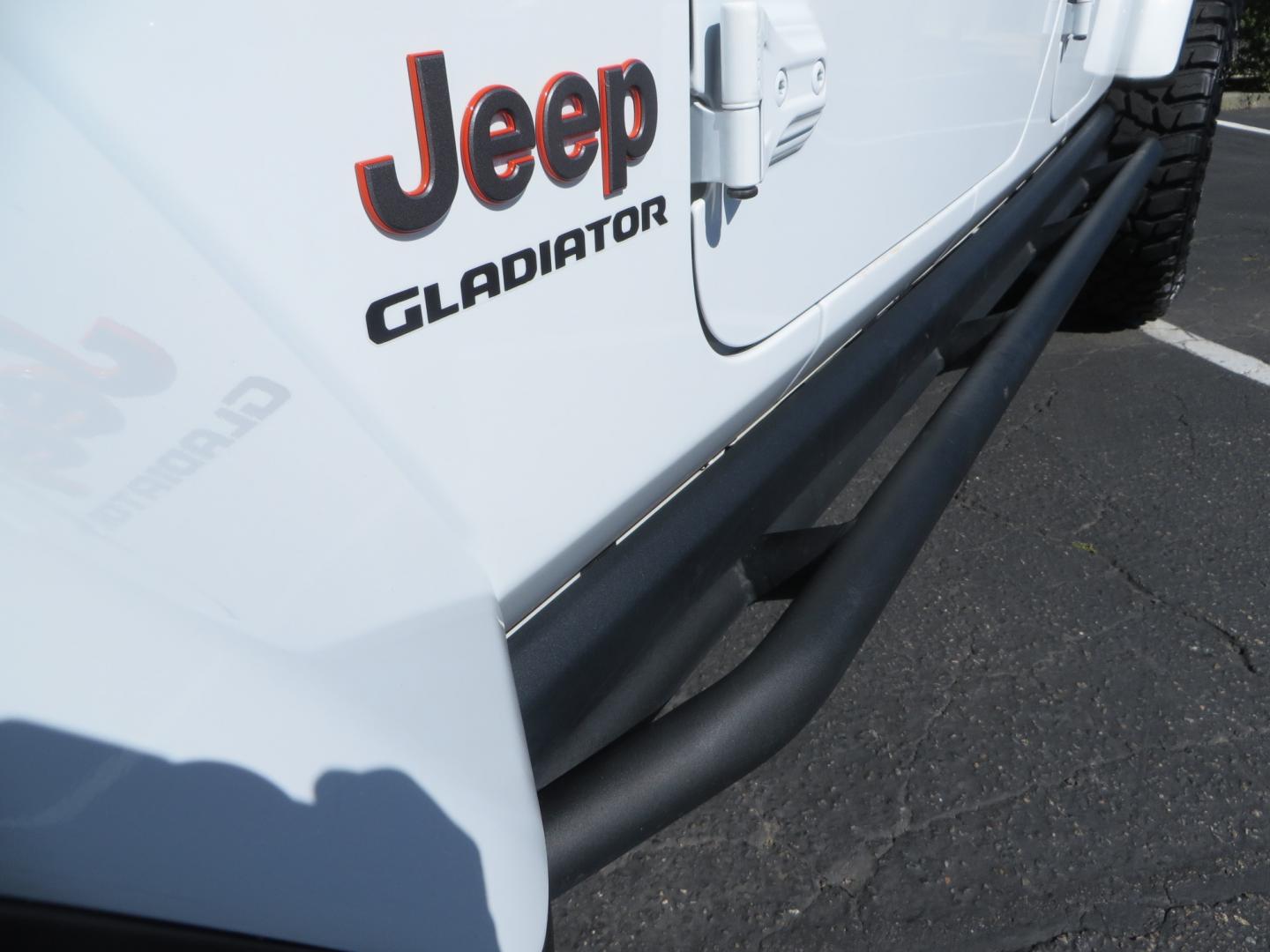 2021 White /Black Jeep Gladiator Mojave (1C6JJTEG5ML) with an 3.6L V6 DOHC 24V engine, automatic transmission, located at 2630 Grass Valley Highway, Auburn, CA, 95603, (530) 508-5100, 38.937893, -121.095482 - Mojave Edition Gladiator with 17" KMC wheels, 37" Cooper STT Pro tires, front bumper, Badlands winch, removable front license plate, and rock sliders. - Photo#11